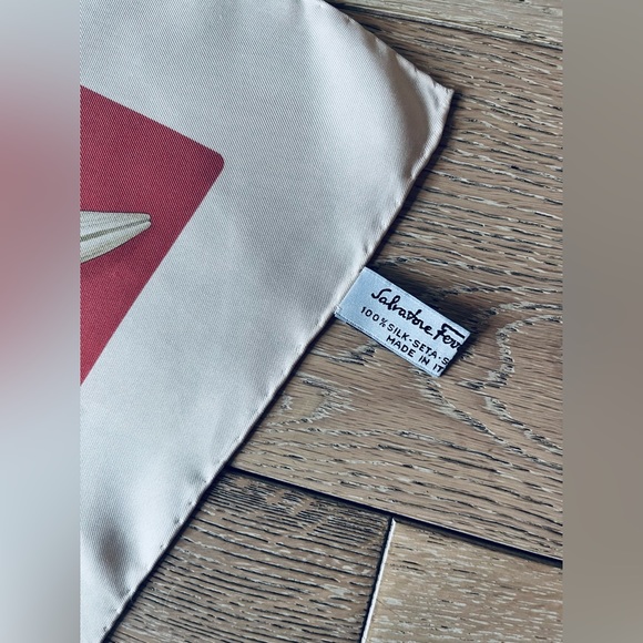 SALVATORE FERRAGAMO “Charming Lillies” 100% Silk Scarf Rose/Ivory, 33x34 Italian - Picture 5 of 13